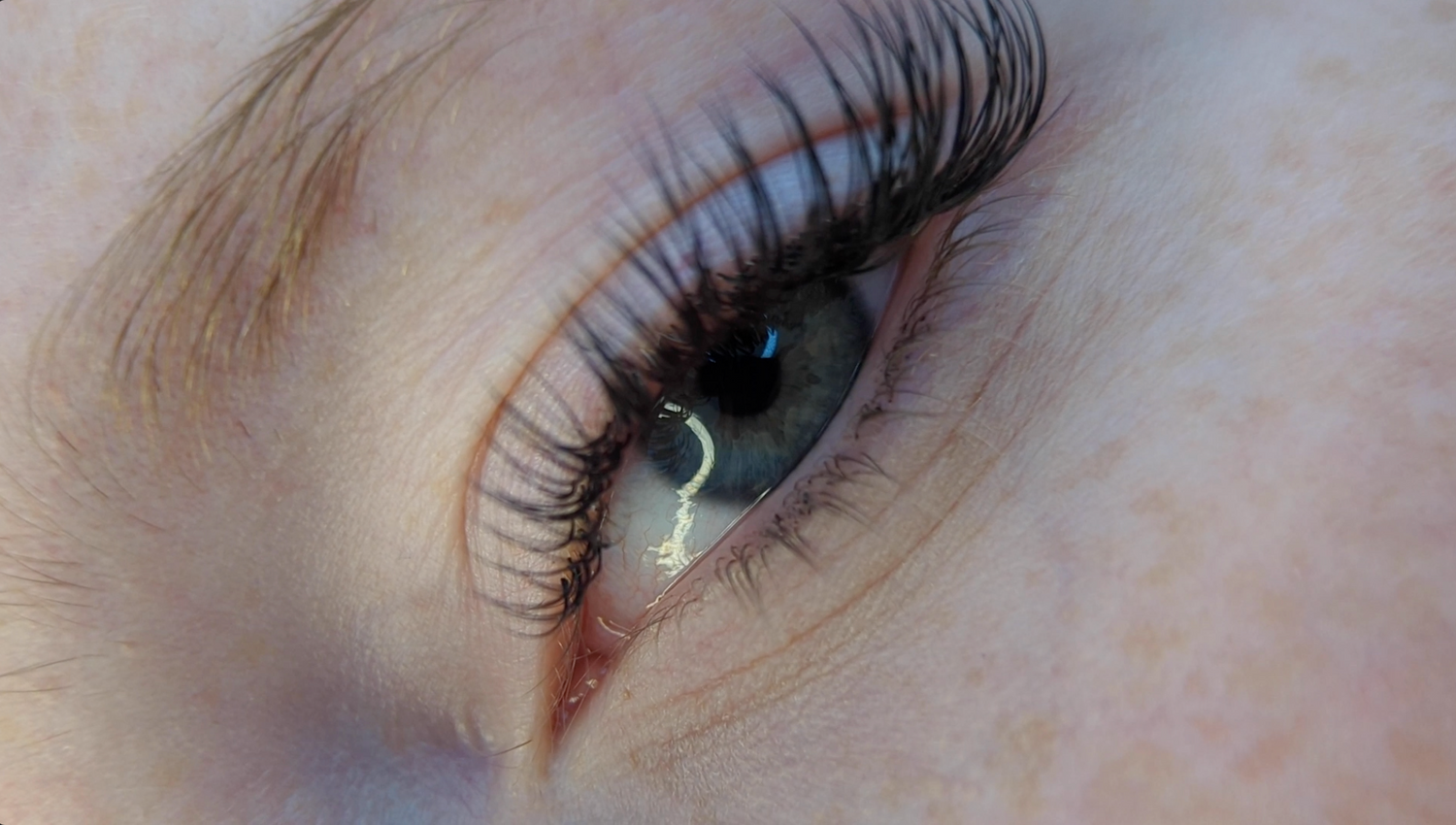 POSE CIL À CIL : COMMENT FAIRE UNE BELLE POSE D'EXTENSION DE CIL