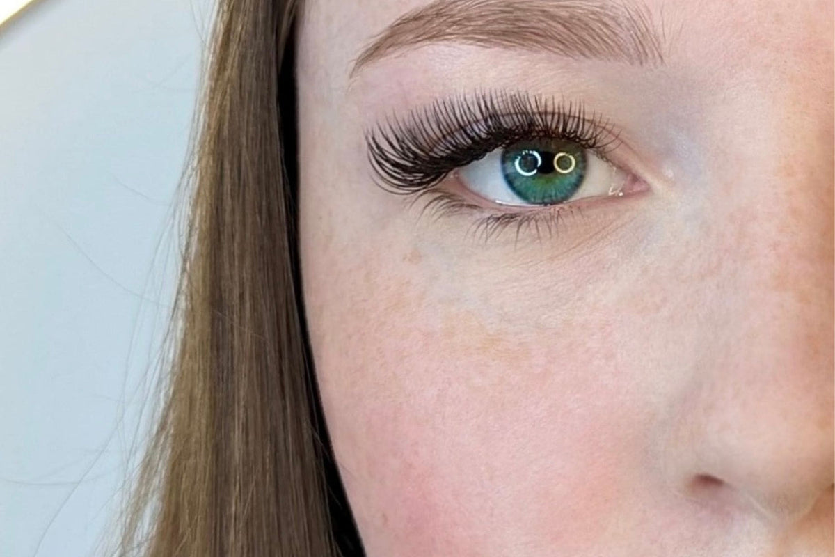 Pose d'extensions de cils réalisée avec le kit de formation Maison Regard